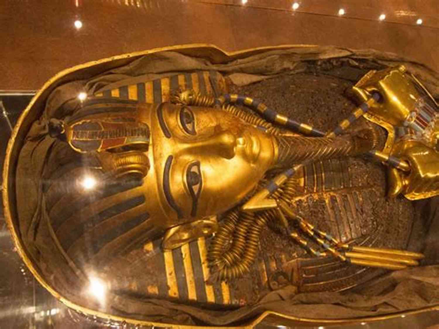 An Eerie Artifact Believed To Contain The Curse Of The Great Tomb Overlord Vol 7 (light Novel): The Invaders Of The Great Tomb