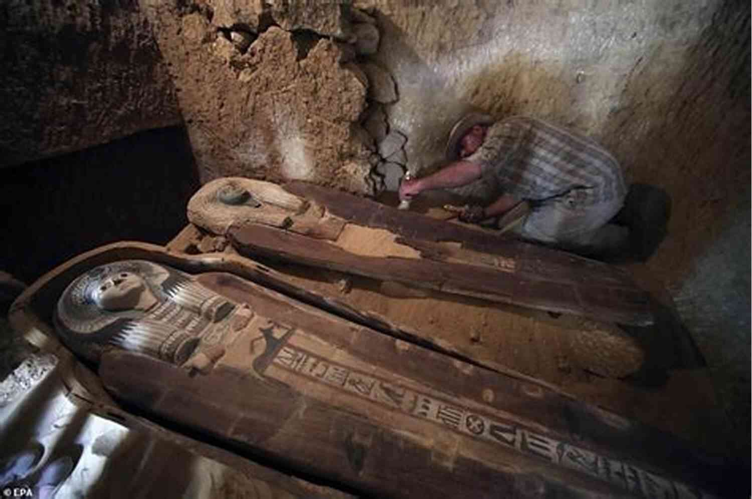 Mysterious Artifacts Found In The Great Tomb Overlord Vol 7 (light Novel): The Invaders Of The Great Tomb